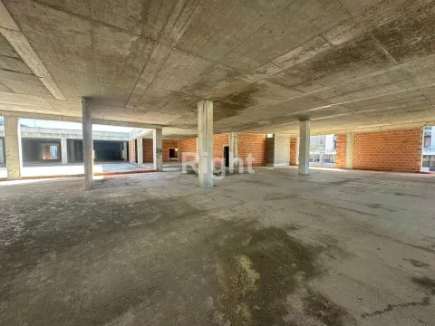 Armazém para Venda no Prior Velho – Excelente Localização e Potencial de Requalificação