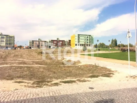 Lote de terreno com 329m2 em Camarate