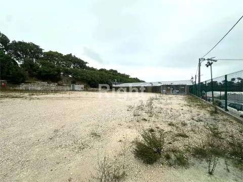 Terreno com 2.300m2 em Camarate