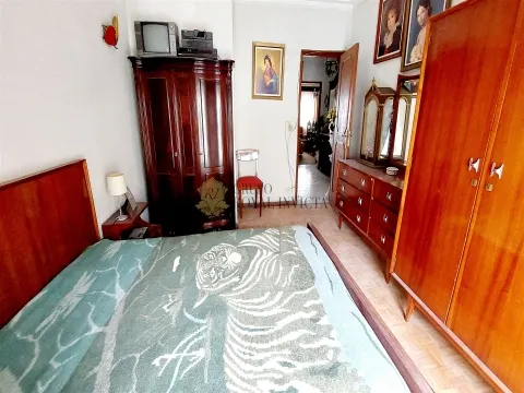 Prédio em Propriedade Total com Utilizações Independentes – Valbom - Oportunidade de investimento