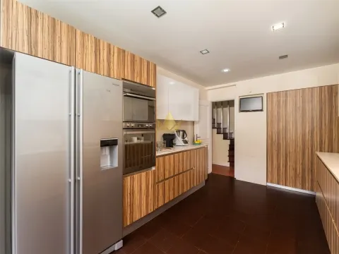 Vivenda Exclusiva com Piscina e Sala de Cinema – Conforto e Elegância