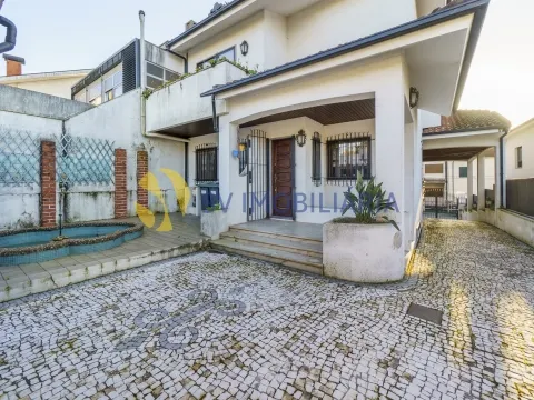 4-Bedroom House in Ermesinde with Balconies and Central Heating