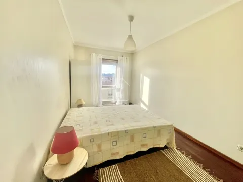 ARRENDAMENTO - Quarto em apartamento T4