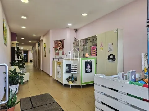 Loja Versátil - Terraço e Duas Frentes, Paranhos – Perfeita para Habitação, Investimento ou Negócio!