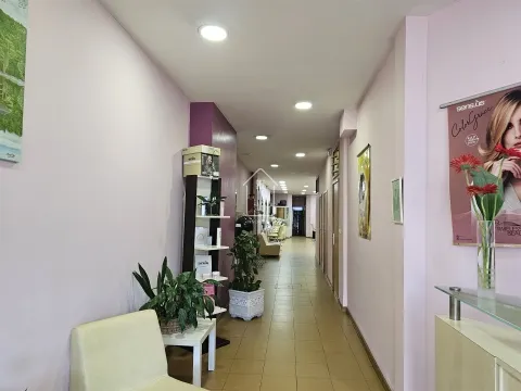 Loja Versátil - Terraço e Duas Frentes, Paranhos – Perfeita para Habitação, Investimento ou Negócio!