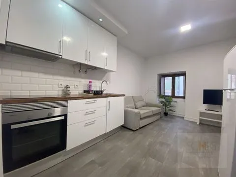 Arrenda moradia com logradouro