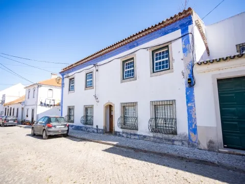 Moradia histórica T6 com piscina e anexo – centro de Salvaterra de Magos