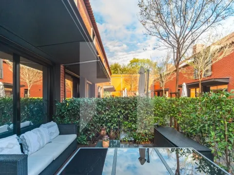 Moradia T4 em Belém com pátios e estacionamento | Condomínio privado