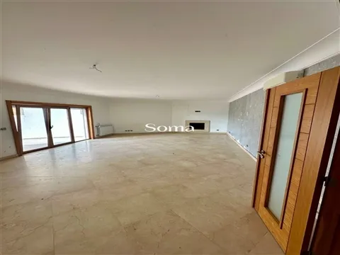 Apartamento T4 em condomínio privado com piscina, jardins e vista mar