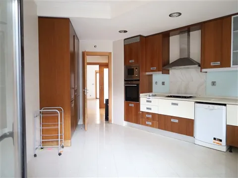 Apartamento T4 em condomínio privado com piscina, jardins e vista mar