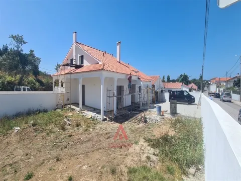 Moradia T3 - Rés-do-chão - Grande Jardim