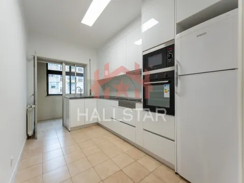 3-Bedroom Apartment for Rent / Equipped Kitchen / Rua Miguel Torga
