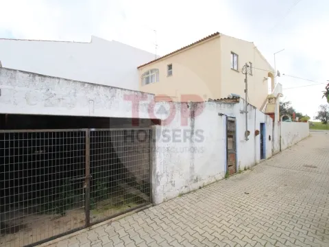 Moradia com 2 Fracções Autónomas