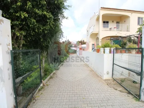 Moradia com 2 Fracções Autónomas