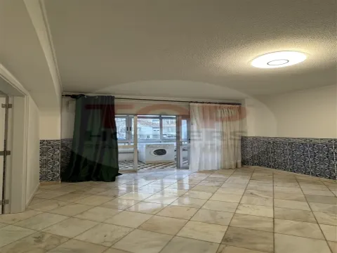 Apartamento T4 com elevador no centro de Faro