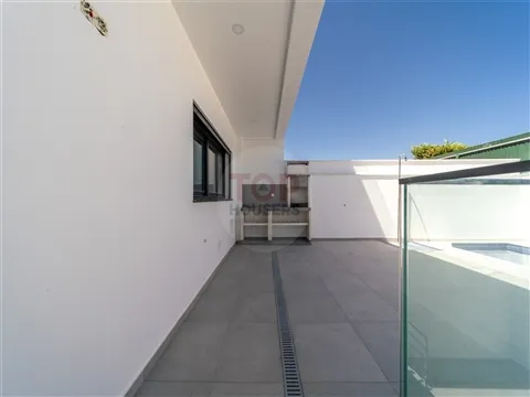 Moradia V3+1 de arquitetura contemporânea em Gambelas, Faro