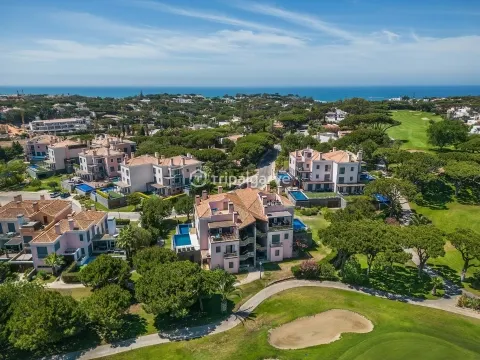 Villa moderne avec piscine sur le parcours de golf royal de Vale Do Lobo