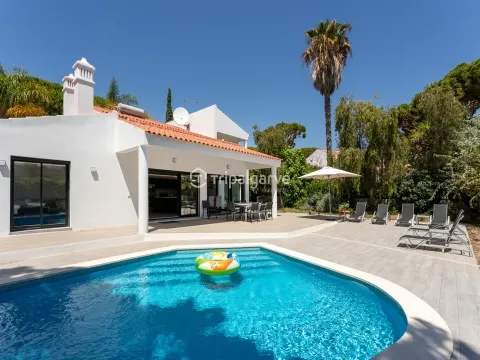 Luxuosa Moradia de 5 Quartos em Vale de Lobo: O Paraíso dos Golfistas