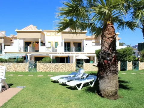 Villa 2+2 chambres avec piscine située à Caliços à Albufeira