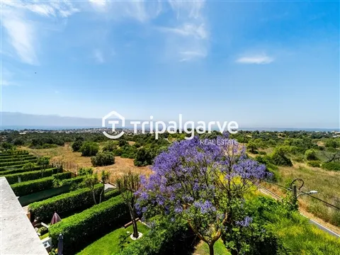 3 Bedroom Villa with Sea Views, Pool and Private Garden in Albufeira
