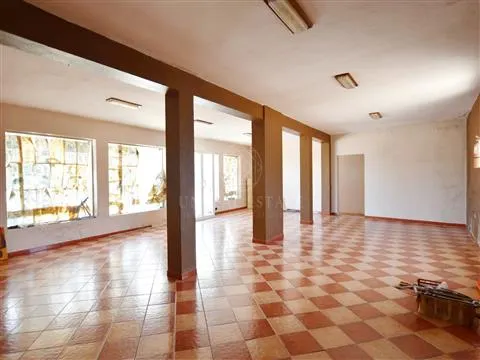 Lote de Terreno Urbano de 490m2, com um prédio de 2 pisos, localizado em Redondos, Fernão Ferro.