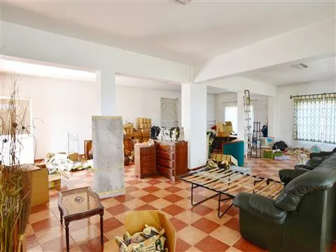 Lote de Terreno Urbano de 490m2, com um prédio de 2 pisos, localizado em Redondos, Fernão Ferro.