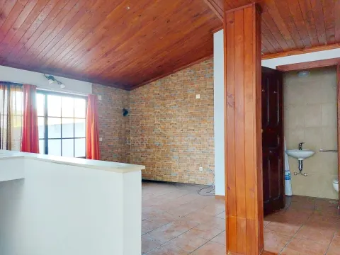 Moradia T5, usada, composta por 2 pisos, com cave, localizada na aldeia das Lapas, Torres Novas.