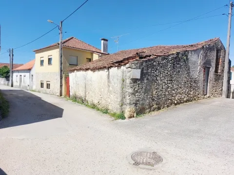 Moradia T4 para venda, situada na aldeia Carvalhal do Pombo, freguesia de Assentiz, em Torres Novas