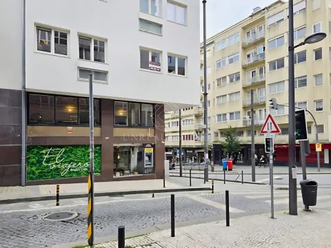 Apartamento T0+1 , novo, inserido em um edifício totalmente remodelado no Centro Histórico do Porto.
