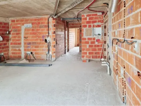 Apartamento T3, localizado no rés-do-chão de edifício com elevador, localizado no Montijo.