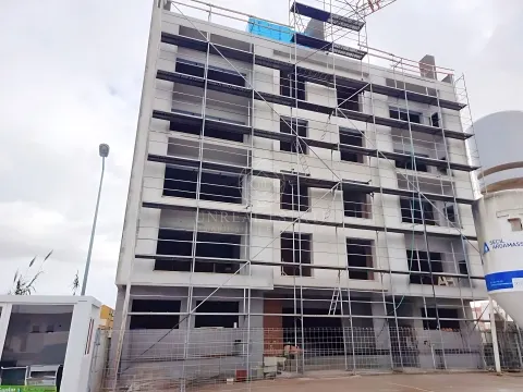 Apartamento T3, localizado no rés-do-chão de edifício com elevador, localizado no Montijo.