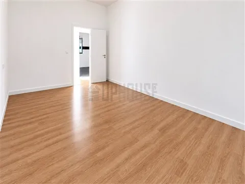 Andar Moradia T3 com Garagem e 1.500 m² de Terreno