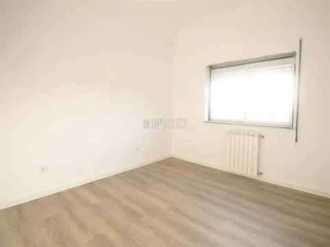 Apartamento T3 Remodelado com Garagem Fechada