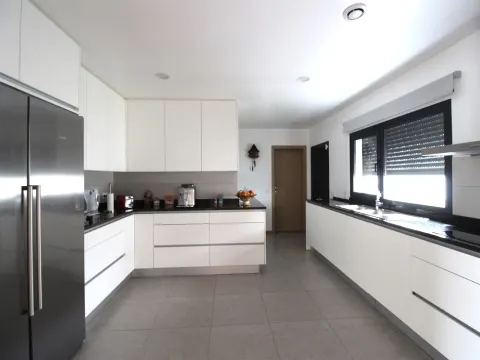 Moradia Isolada / Semi-nova / Vieira de Leiria