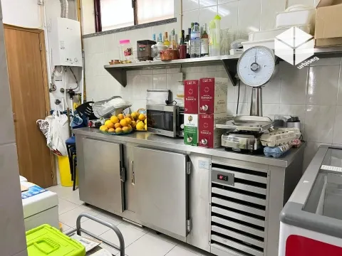 Venda de Comércio em Buarcos – Oportunidade Única na Praia.