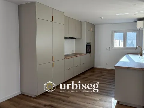 5 quartos &#124; 2 pisos &#124; Jardim e terraço &#124; Escritório independente &#124; Garagem