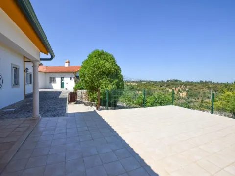 Single storey 4-bedr. house with garages and pool in Casal da Pinheira Torres Novas