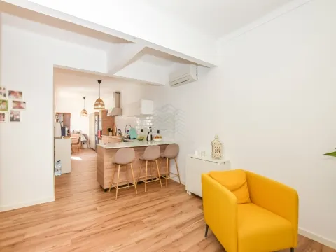 Moradia T2 Remodelada com logradouro - Torres Novas