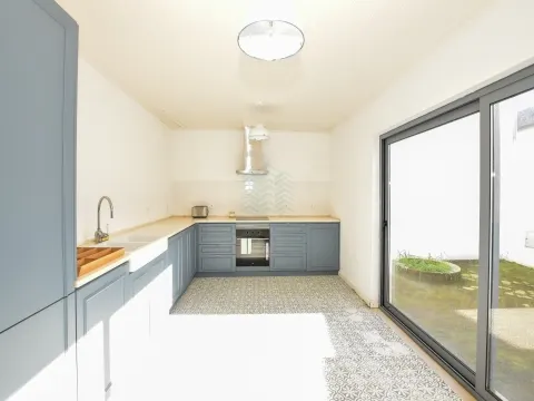 布加略斯（Bugalhos）三卧翻新别墅，带庭院和露台