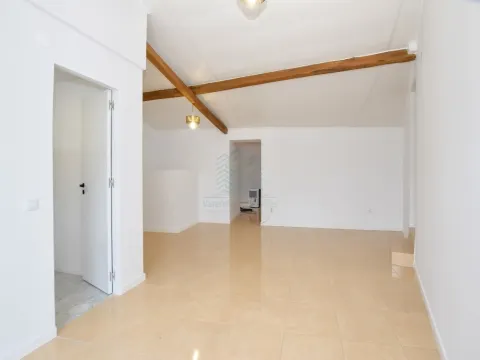  295 3+1卧室房屋（已翻新）+车库+一栋破旧房屋及多栋附属建筑