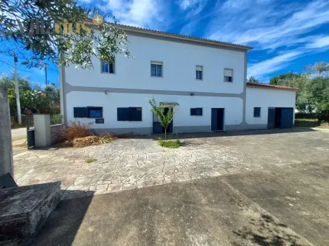 Casa de 3+1 dormitorios en venta en Tomar – Espacio y naturaleza
