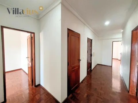Apartamento de 3 dormitorios en Tomar – ascensor, trastero y vista privilegiada