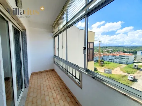 Apartamento de 3 dormitorios en Tomar – ascensor, trastero y vista privilegiada