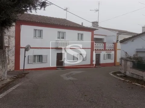 Moradia com 2 entradas e terraços no Alto Alentejo, próximo de Gavião