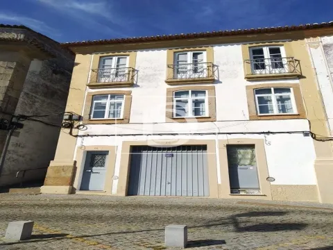 Prédio, com 4 apartamentos no centro de Portalegre