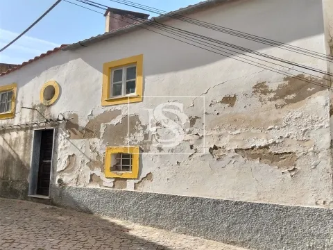 Prédio, com 4 apartamentos no centro de Portalegre