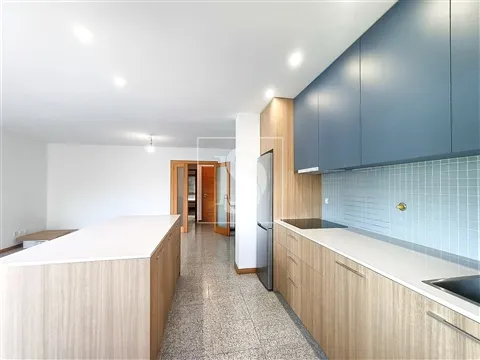Apartamento T2 na Amorosa - 5 min. da praia, com garagem e varandas