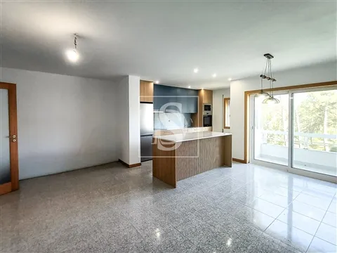 Apartamento T2 na Amorosa - 5 min. da praia, com garagem e varandas