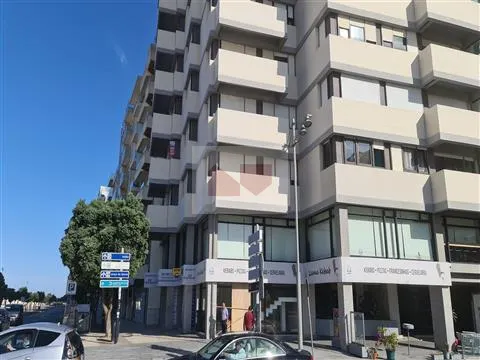 ARRENDAMENTO -  Apartamento na Av. dos Banhos