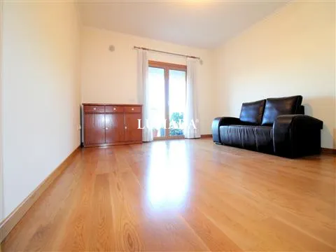 Apartamento T1 + garagem em S.Martinho do Bispo